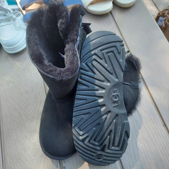 Worn 2 times girls size 4 UGG boots - Picture 5 of 5